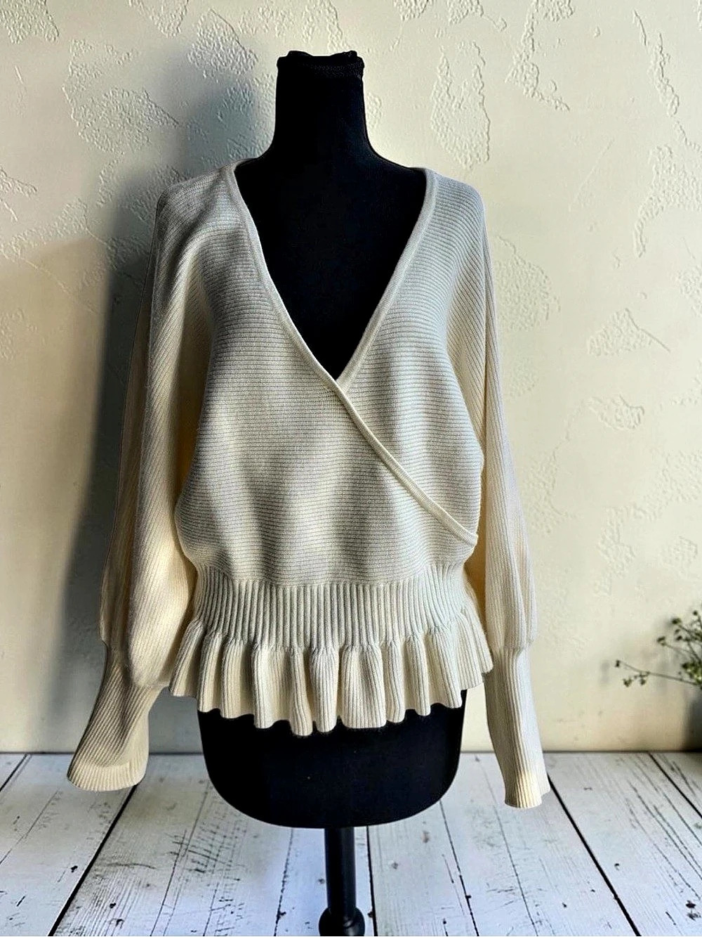 Express V-Neck Ruffle Hem Sweater White XL